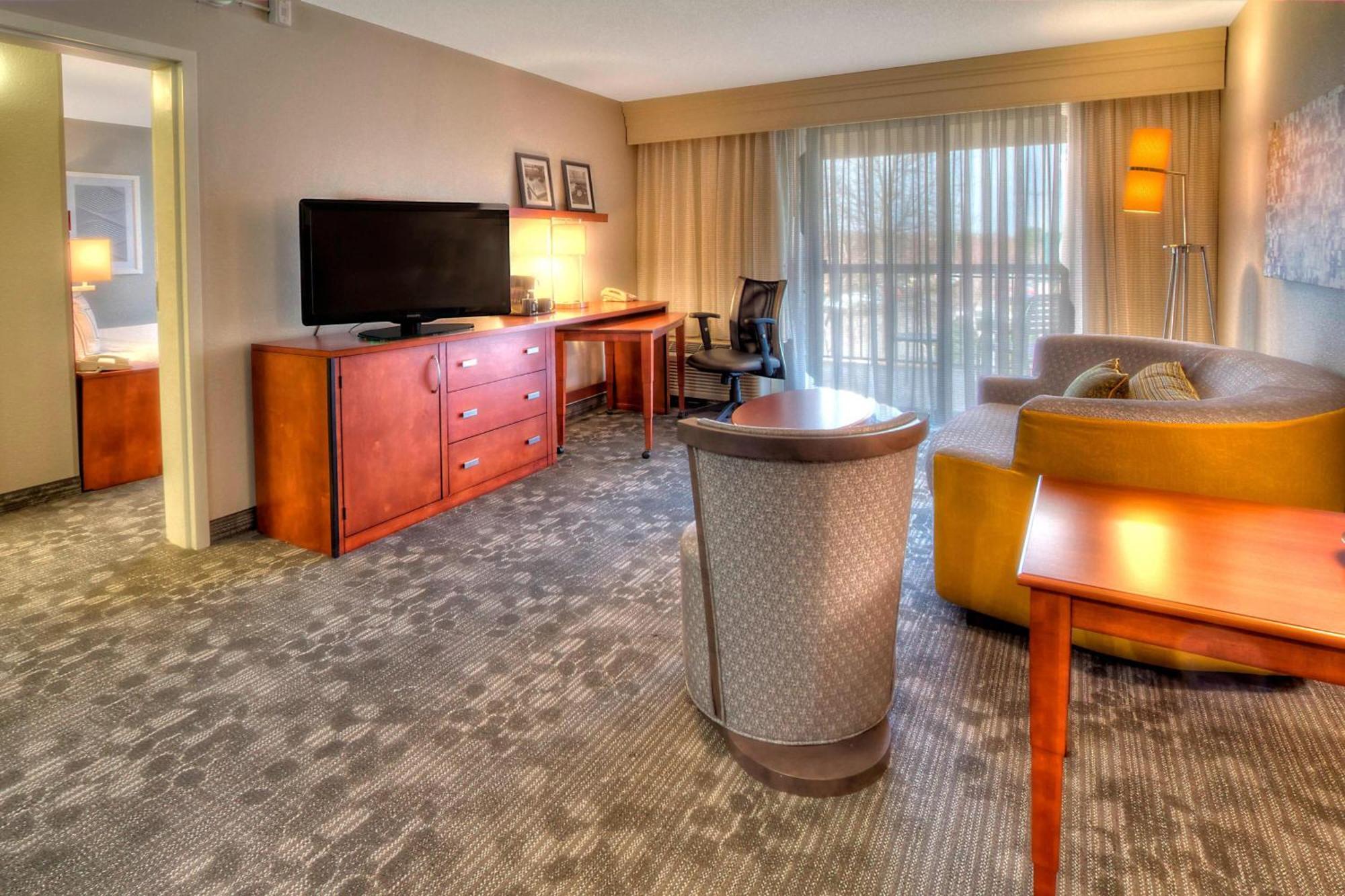 Courtyard Memphis Hotel 3*