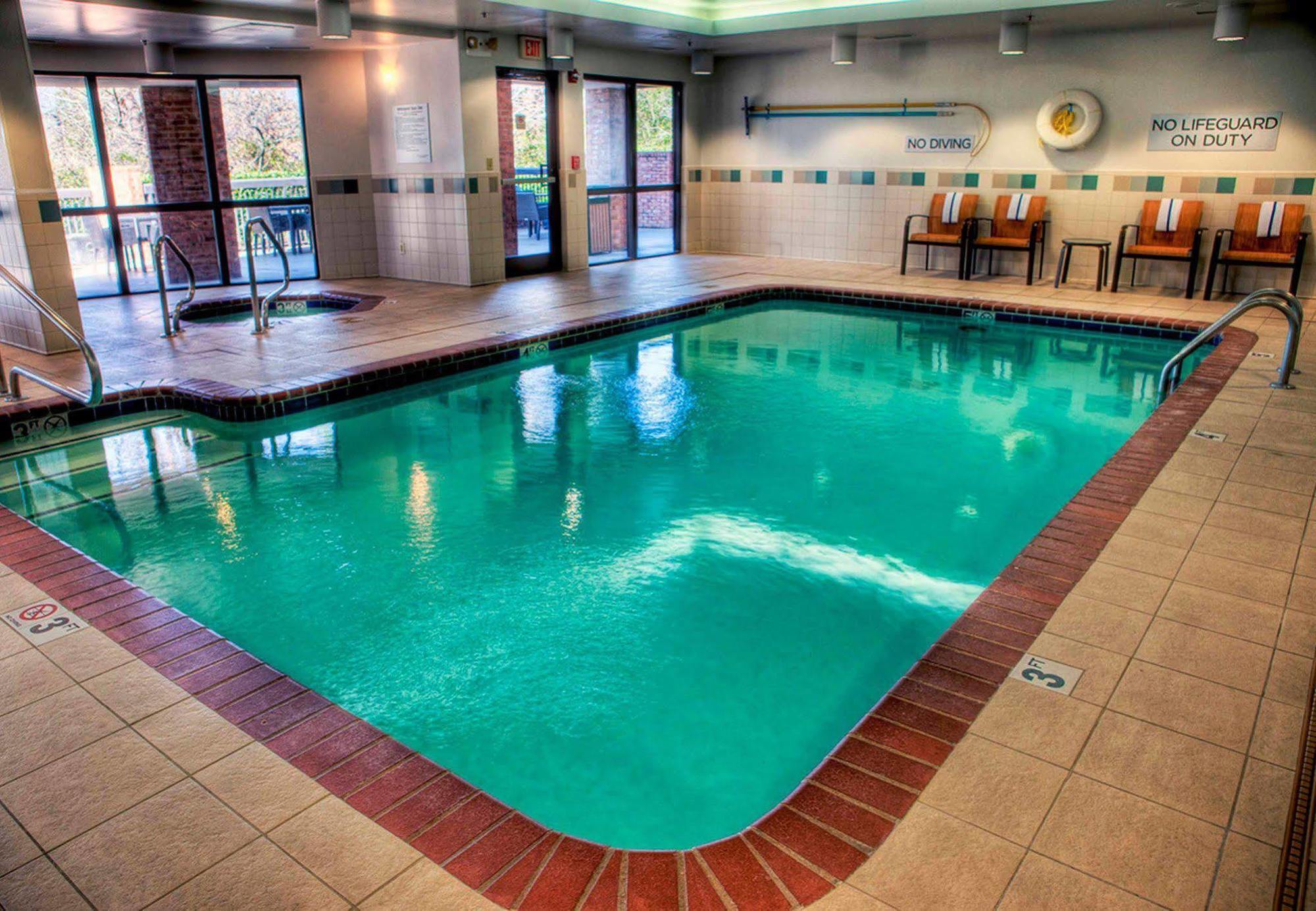 Courtyard Memphis Hotel